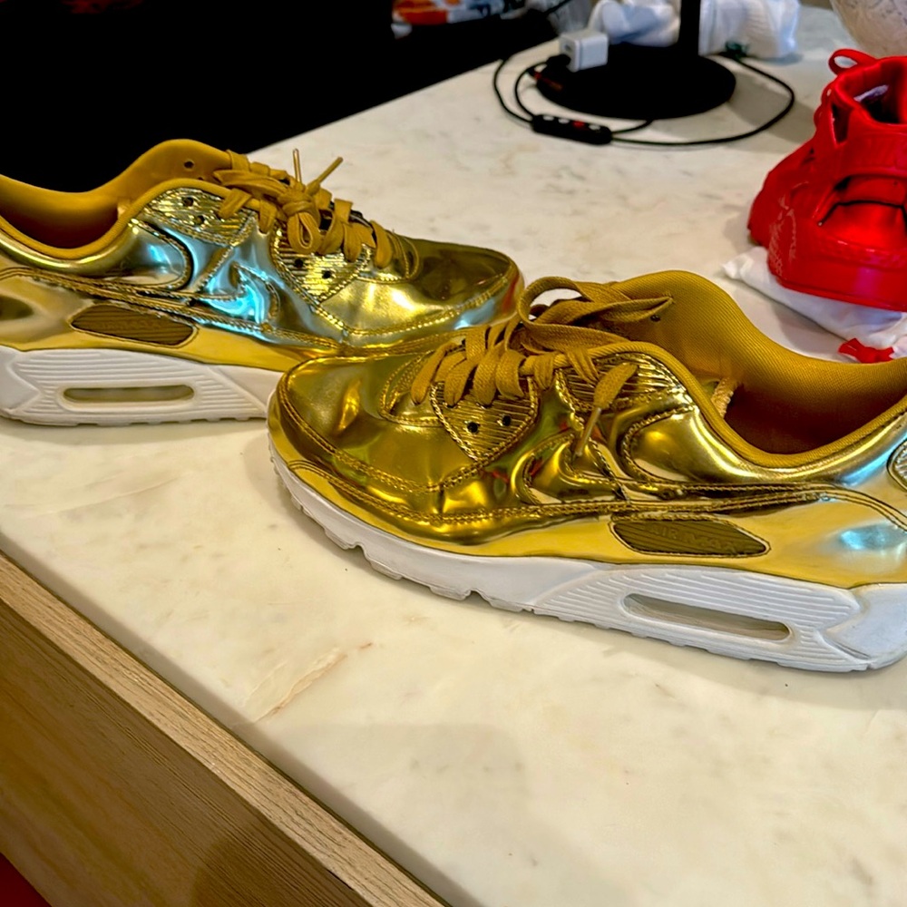 Like new 100 percent guaranteed authentic gold medal Nike